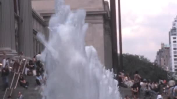 Νερό Αναβλύζει Από Σιντριβάνια Μπροστά Από Met Fifth Avenue Πρόσοψη — Αρχείο Βίντεο