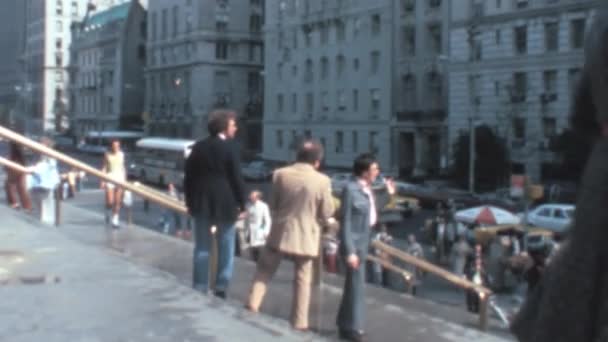 ニューヨークのメトロポリタン美術館の階段の人々 1970年代のファッションスタイル 晴れた日にヴィンテージビデオ メトロポリタン美術館はアメリカ最大の美術館である 博物館マイルは東の端にあります — ストック動画