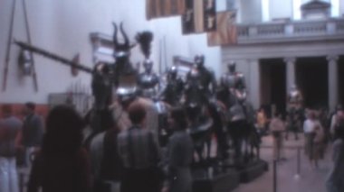 New York 'taki Metropolitan Sanat Müzesi' nin Ortaçağ Ana Salonu 'nda Silahlar, Zırhlar ve Şövalyeler. 1970 'lerin Met' i Amerika Birleşik Devletleri 'nin en büyük sanat müzesi. Geçit töreni