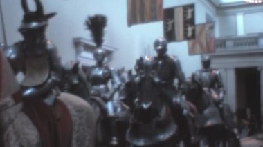 New York 'taki Metropolitan Sanat Müzesi Orta Çağ Ana Salonu Şövalyeleri. 1970 'lerin Met' i Amerika Birleşik Devletleri 'nin en büyük sanat müzesi. Zırhlı savaşçıların geçit töreni.