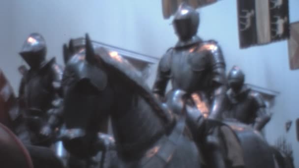 Статуя Средневекового Рыцаря Доспехах Лошади Метрополитен Нью Йорке Оружие Доспехи — стоковое видео