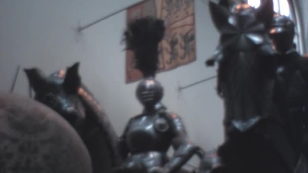 中世の鎧を持つ騎士の詳細ニューヨーク市のメトロポリタン美術館のメインホール 1970年代アメリカ最大の美術館 メトロポリタン美術館のヴィンテージビデオ パレード — ストック動画