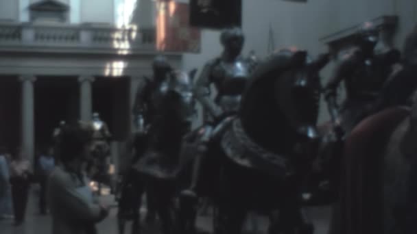 ニューヨーク市のメトロポリタン美術館の中世のメインホール 1970年アメリカ最大の美術館 メトロポリタン美術館のアーカイブ映像 騎馬武者行列 — ストック動画