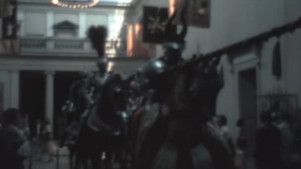 中世の騎士ニューヨーク市のメトロポリタン美術館のメインホール 1970年代アメリカ最大の美術館 メトロポリタン美術館の歴史的ビデオ 装甲戦士のパレード — ストック動画