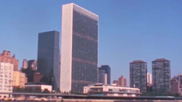 Generalsekretariat New York 1970 Retro Super 8Mm Videoeffekt Blue Sky — Stockvideo