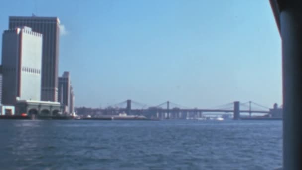 Arranha Céus Manhattan Barco Vela Ponte Suspensão Nova Iorque Fundo — Vídeo de Stock