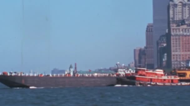 Bogserbåten Bogserar Ett Stort Lastfartyg New Yorks Hamn Manhattan Skyskrapor — Stockvideo