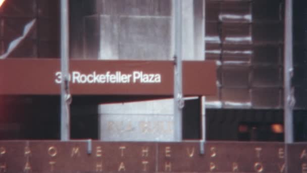 Rockefeller Plaza Zaloguj Się Biały Czerwonym Brązowym Tle Ludzie Chodzą — Wideo stockowe