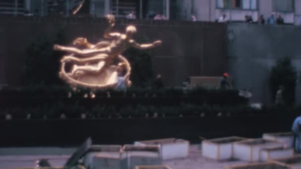 プロメテウス1934年の黄金鋳造ブロンズ像ニューヨーク市マンハッタンのロックフェラーセンターの下広場の上にポール マンシップによる1970年代ヴィンテージ8Mmビデオ — ストック動画