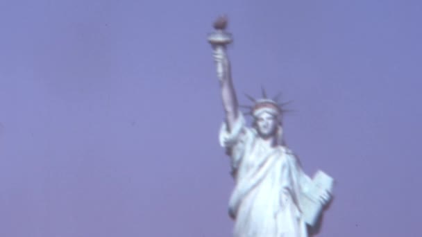 Верхняя Часть Статуи Свободы Закройте Руки Пламенем Лицом Винтажные Кадры — стоковое видео