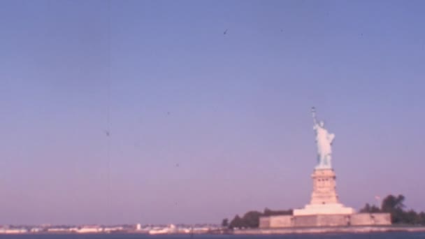 Άγαλμα Της Ελευθερίας Απομονωμένο Στην Πλίνθο Του Στο Νησί Της — Αρχείο Βίντεο