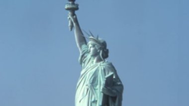 New York 'ta Özgürlük Anıtı. Face ve Flame on Hand ile Top 'un yan görüntüsü. 1970 'lerin orijinal görüntüleri dijital ortama aktarıldı. Güneşli bir gün, Aydınlanmış Mükemmel bir ışık. Mavi Gökyüzü Arkaplanı. Boşluğu Kopyala.