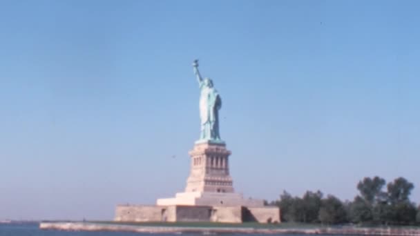 Estátua Liberdade Isolado Barco Movimento New York 1970 Nostalgic Video — Vídeo de Stock