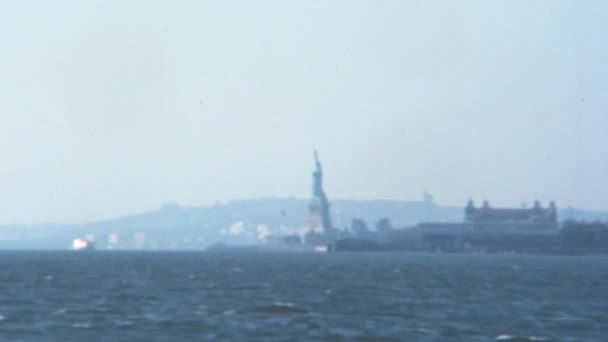 Statua Della Libertà Isolata Nel Porto New York Ampia Vista — Video Stock