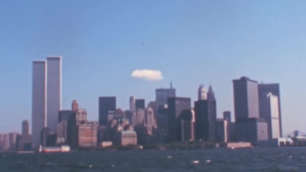 世界貿易センターパノラマビューのツインタワーとマンハッタンスカイライン 青い空の晴れた日 1970年代ニューヨーク ノスタルジックビデオデジタル化 — ストック動画
