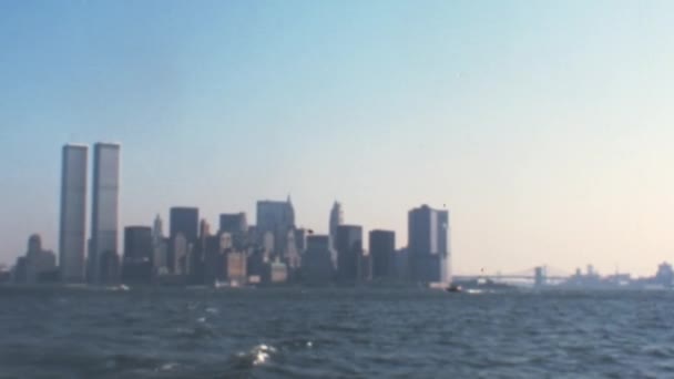世界貿易センターのツインタワーとマンハッタンスカイスクレーパー Wtcは2001年9月11日の攻撃で破壊された ニューヨーク1970年代ヴィンテージ8Mmフィルムリール効果でデジタル化された歴史的なビデオ — ストック動画