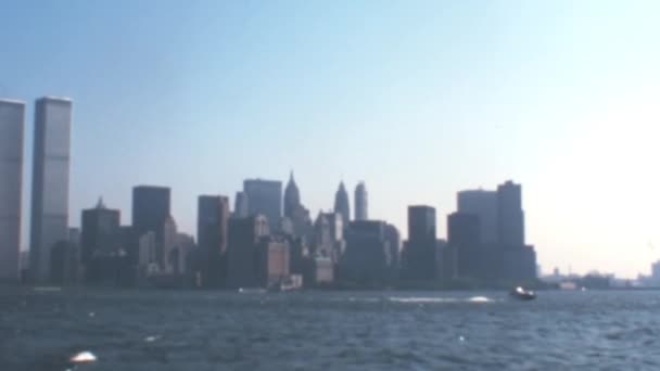 晴れた日に世界貿易センターツインタワーとマンハッタンの高層ビル街の風景 1970年代のニューヨークのパノラマビューアーカイブ映像デジタル化され復元された コピースペース — ストック動画