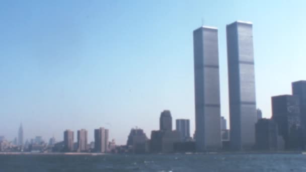 1970年代ニューヨークの世界貿易センターツインタワー歴史的なビデオ Wtcは2001年9月11日のテロ攻撃911で破壊された 晴れた日 青い空の背景 コピースペース — ストック動画