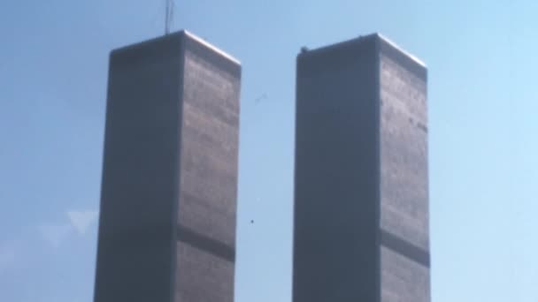 ニューヨークの世界貿易センターのツインタワーは 上から下へと近くなります 1970年代 晴れの日 のヴィンテージ映像 Wtcは9月11日のテロ攻撃で破壊された — ストック動画