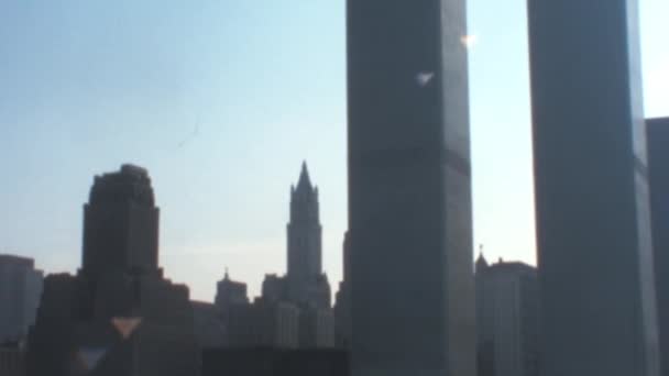 ニューヨークの世界貿易センターWtcのツインタワーの下部 1970年代フィルムリールからデジタル化されたオリジナル映像 青空を背景にした晴れた日 コピースペース — ストック動画