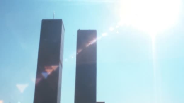位于背光的纽约世界贸易中心双塔顶部 1970年代历史录影带 明亮的阳光和蓝天背景 Wtc Destroyed September 2011 Terrorist Attasks — 图库视频影像