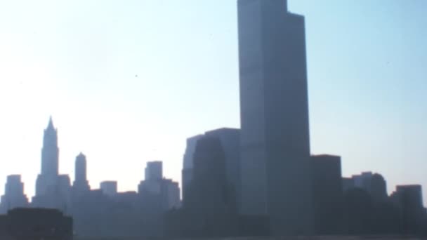 位于纽约市的世界贸易中心Wtc双塔 20世纪70年代的带8Mm胶片卷录影带效果的档案影像 阳光下背光的戏剧视图 蓝天复制空间 — 图库视频影像