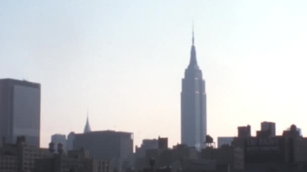 Manhattan Skyline Empire State Building Zoom Barco Movimento Dia Ensolarado — Vídeo de Stock