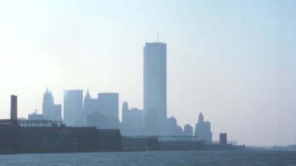 マンハッタン景観スカイラインの世界貿易センターWtcのツインタワー 1970年代のニューヨーク オリジナル ノスタルジック フッテージ — ストック動画