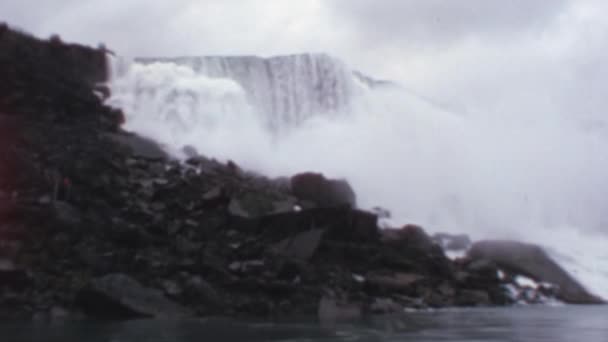 Kæmpe Mængde Vand Falder Fra Niagara Falls Bundudsigten Fra Båd – Stock-video