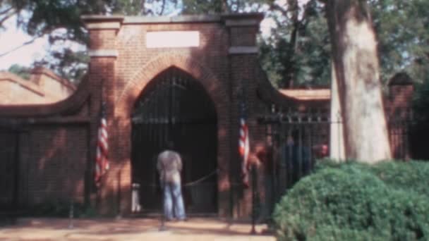 位于弗农山上的华盛顿家族陵墓入口 玛莎的萨科帕吉和美国第一任总统乔治都在里面 20世纪70年代超级8毫米Fil Reel数字化 — 图库视频影像