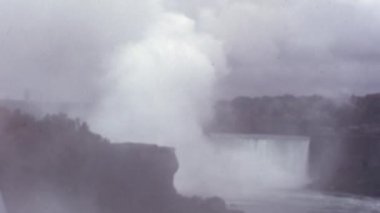 Niagara Şelalesi Kalın Su Damlacıkları Bulutunun Arkasında Havaya Süzüldü. 8mm Film Reel Video Efekti ile 1970 'lerin Arşiv Görüntüsü. Geniş Görüş Bulutlu Gün 'de. 
