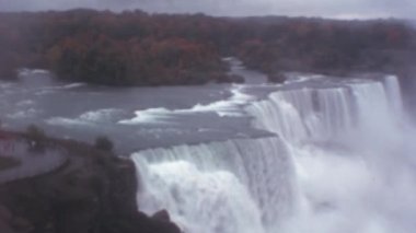 Niagara Şelalesi. Su Spry ve Bulutları 'nın üstünde. Panoramik Manzara. 8mm Film Reel Video Efekti ile 1970 'lerin Vintage Görüntüsü.