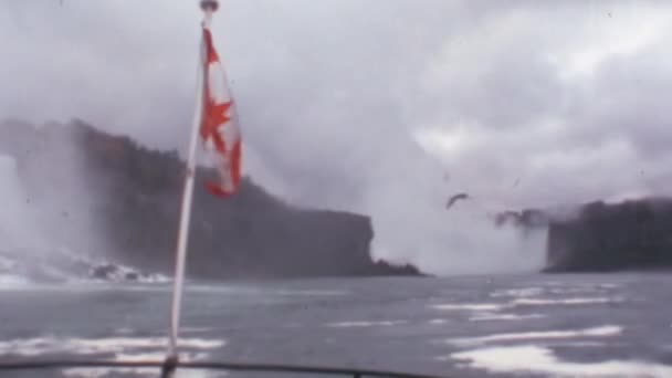 Bandeira Canadá Acenando Vento Red Marple Leaf Flagpole Boat Niagara — Vídeo de Stock