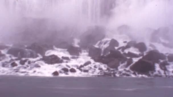 加拿大安大略省尼亚加拉瀑布底部的岩石上落下了大量的水 鸟儿在水面上飞翔和钓鱼 从一个超长8毫米的羊膜卷轴数字化的存档视频 — 图库视频影像