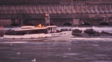 Ontario Kanada 'daki Niagara Şelalesi' nin aşağı gölünde yelken açan turist teknesi. 1970 'lerde Niagara Şelaleleri' nin eski tarz görüntüleri sayısallaştırıldı.