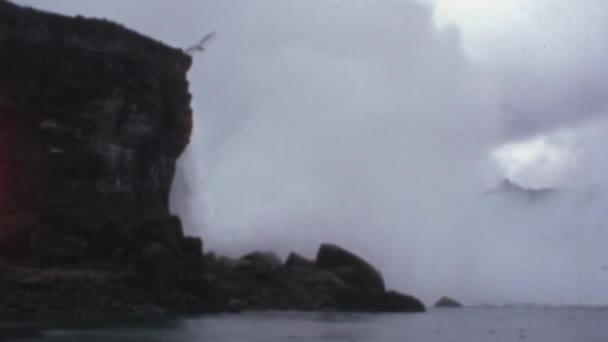 加拿大安大略省尼亚加拉瀑布 20世纪70年代的复古风格视频 从一艘航行的旅游船上喷出湿淋淋的广袤的浪花 — 图库视频影像