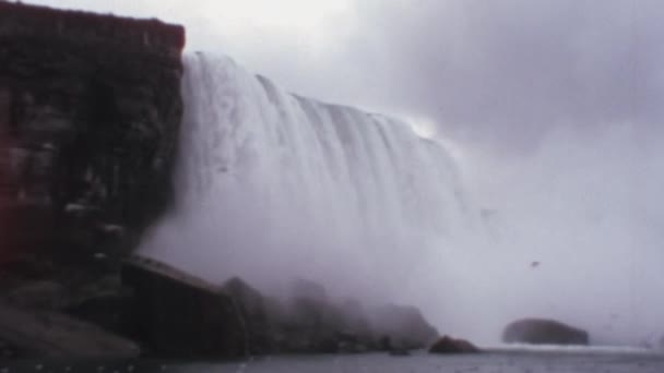 Niagara Falls Cloudy Foggy Day Bottom Vintage 8Mm Film Effect — Stock Video