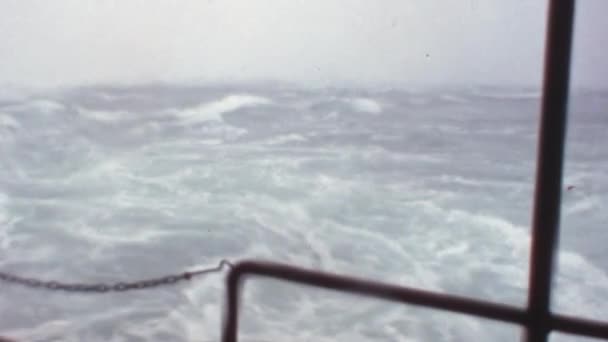 Turbulenta Vatten Vid Foten Niagarafallen Sett Från Segelbåt Digitaliserad Arkivvideo — Stockvideo