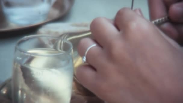 Граціозні Жіночі Руки Виливають Турецьку Каву Чашку Діамантовий Весільний Гурт — стокове відео