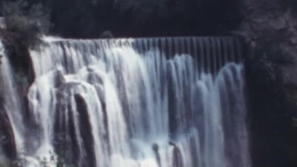 プリブスコ湖の小さな美しい滝ボスニア ヘルツェゴビナの自然公園 ユーゴスラビア旅行先歴史的映像デジタル — ストック動画