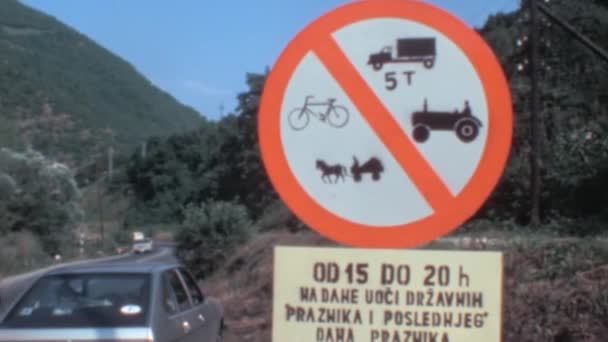サラエボにつながる道路上の動物の描画カート 農業用トラクターや自転車の輸送を禁止道路標識 1970年代のフランス車は4台のブリンカーで駐車した ボスニア ヘルツェゴビナ — ストック動画