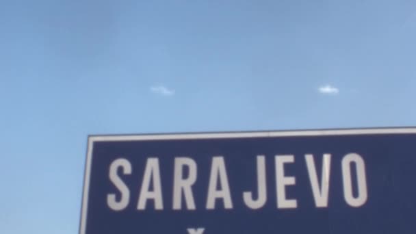Sarajevo Road Sign Branco Fundo Azul Espaço Copiar 1970 Filmagem — Vídeo de Stock
