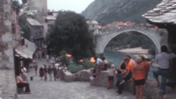 Turister Smala Gator Mostar Centrum 1970 Talet Original Mostar Bridge — Stockvideo