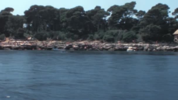 上世纪70年代的老式手持视频显示了杜布罗夫尼克附近岛屿上孤立的住所 录像让人看到房子宁静的周围环境和岛屿的美丽 用摇摆不定的相机以业余方式开枪射击 — 图库视频影像