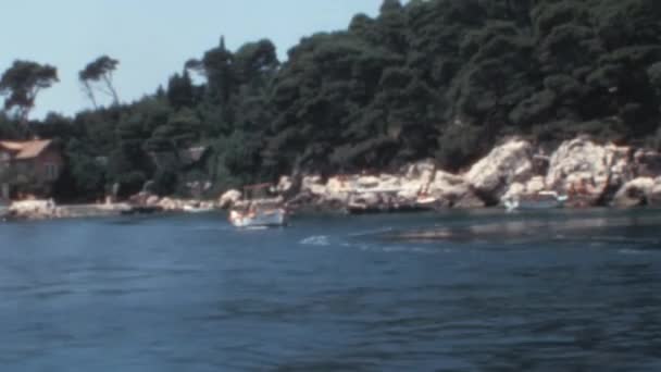 Архівні Відеоматеріали Режимі Реального Часу Фіксують Маленький Човен Пливе Мирно — стокове відео