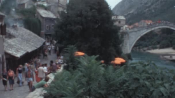 Mostar Stone Street Con Turisti Old Bridge Sullo Sfondo Riprese — Video Stock