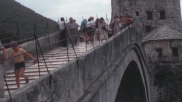 Folk Går Mostar Old Bridge Original Stari Most Byggdes 1500 — Stockvideo