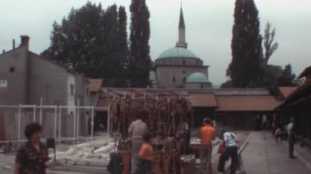 Tourist Köper Souvenirer Ett Bås Mostar Bosnien Hercegovina Koski Mehmed — Stockvideo