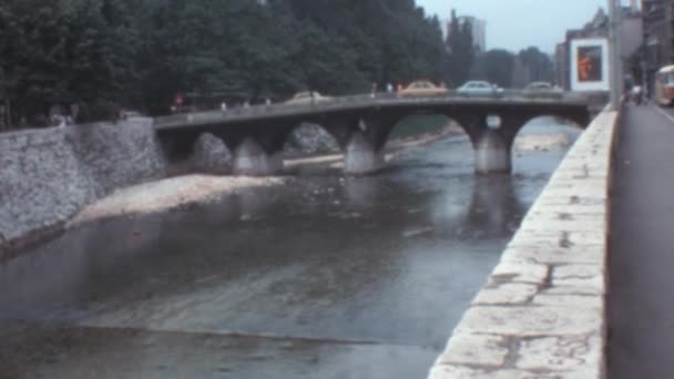 Сучасний Арковий Міст Автомобілів Боснії Кадри Югославії 1970 Років — стокове відео