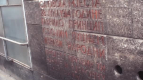 Texto Cirílico Esculpido Vermelho Uma Parede Pedra Cinza Mostar 1970 — Vídeo de Stock